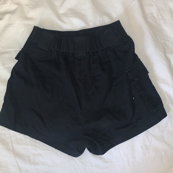 ARITZIA black cargo shorts - Picture 2 of 3